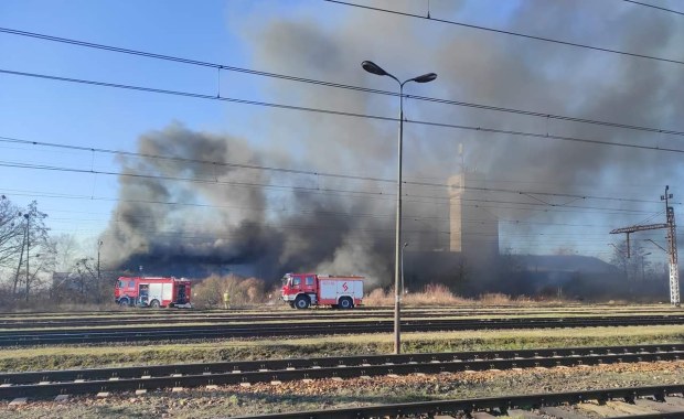 Pożar w Ścinawie. Spaliły się 2 hale magazynowe