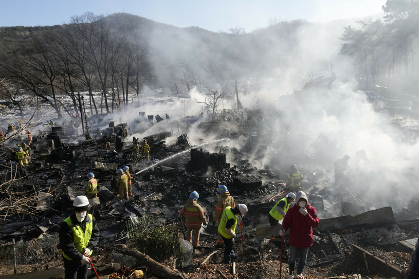 Pożar w slumsach w Seulu /Ahn Young-joon/Associated Press /East News