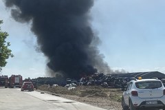 Pożar w stacji demontażu pojazdów w Stobnie