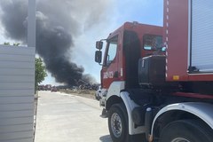 Pożar w stacji demontażu pojazdów w Stobnie