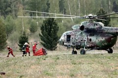 Pożar w Tatrach na Słowacji. Śmigłowiec w akcji gaszenia pożaru 