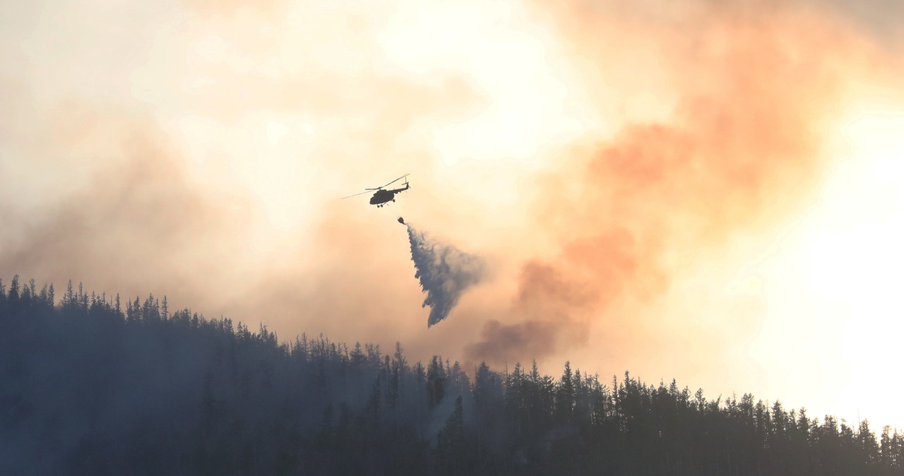 Pożar w Tatrach na Słowacji. Śmigłowiec w akcji gaszenia pożaru 