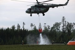 Pożar w Tatrach na Słowacji. Śmigłowiec w akcji gaszenia pożaru 