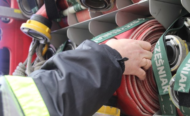 Pożar w zakładach produkujących smołę. Strażacy ratowali zbiornik z rozpuszczalnikiem