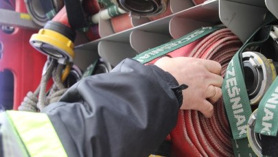 Pożar w zakładach produkujących smołę. Strażacy ratowali zbiornik z rozpuszczalnikiem