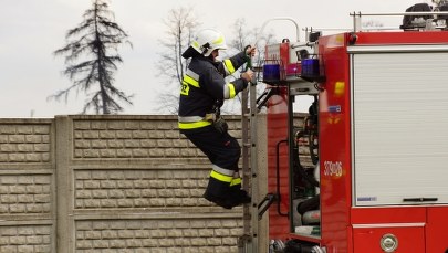 Pożar w Zawierciu, zapaliły się sprasowane śmieci