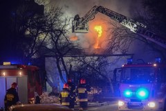 Pożar warsztatu przy ul. Podbipięty na warszawskim Mokotowie