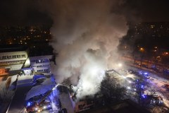 Pożar warsztatu przy ul. Podbipięty na warszawskim Mokotowie