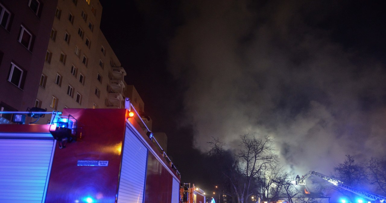 Pożar warsztatu przy ul. Podbipięty na warszawskim Mokotowie
