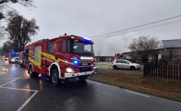 Pożar wędzarni na Pomorzu. Z ogniem walczyło blisko 50 strażaków