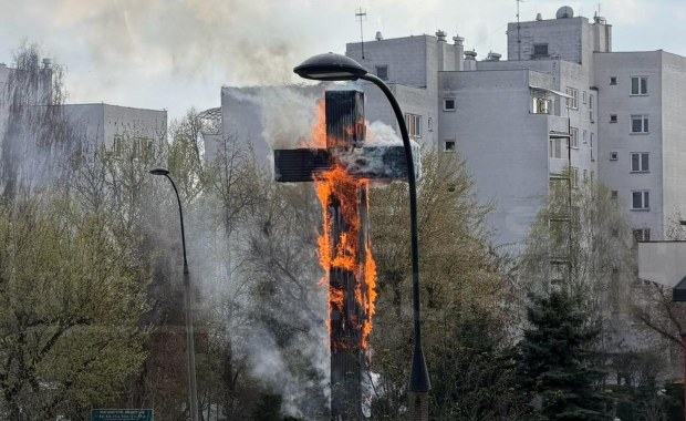 Pożar wielkiego krzyża papieskiego w Warszawie