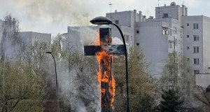 Pożar wielkiego krzyża papieskiego w Warszawie