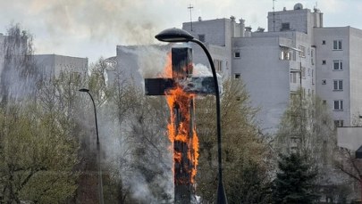 Pożar wielkiego krzyża papieskiego w Warszawie