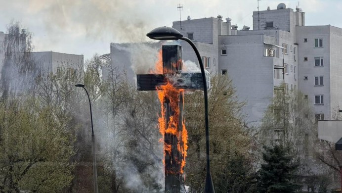 Pożar wielkiego krzyża papieskiego w Warszawie