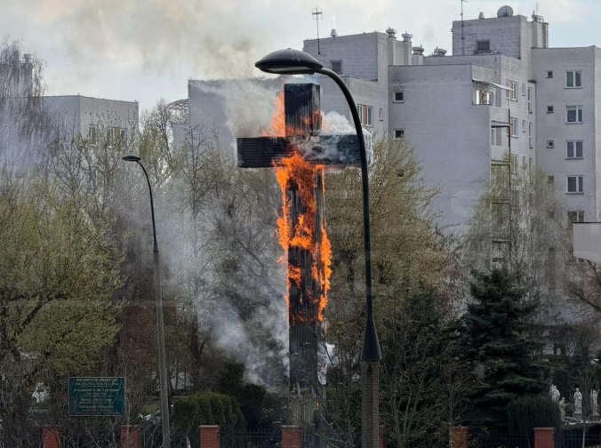 Pożar wielkiego krzyża papieskiego w Warszawie