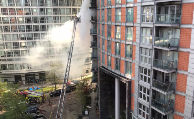 Pożar wieżowca w Londynie. Z ogniem walczyło ponad stu strażaków