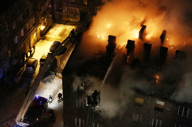 Pożar wybuchł na poddaszu kamienicy na warszawskiej Pradze Północ /Tomasz Gzell /PAP