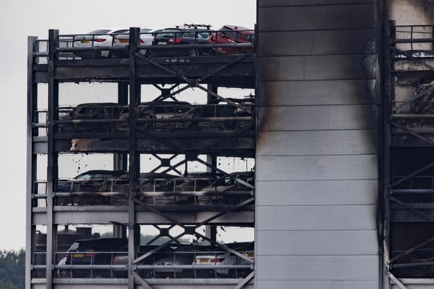 Pożar wybuchł na wielopoziomowym parkingu lotniskowym /Tolga Akmen /PAP/EPA