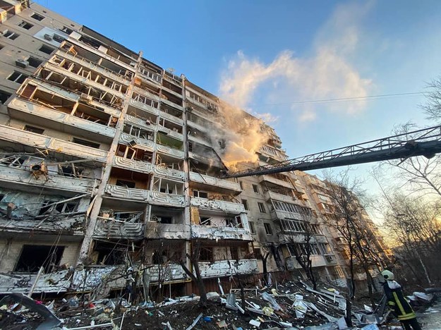 Pożar wybuchł w 10-piętrowym bloku, zdjęcie zamieszczone przez ukraińskie Ministerstwo ds. Sytuacji Nadzwyczajnych /Facebook