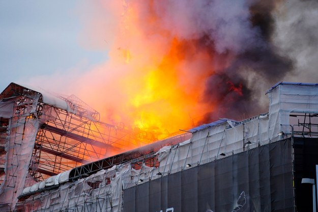 Pożar wybuchł w czasie, gdy budynek był remontowany /Ida Marie Odgaard  /PAP/EPA