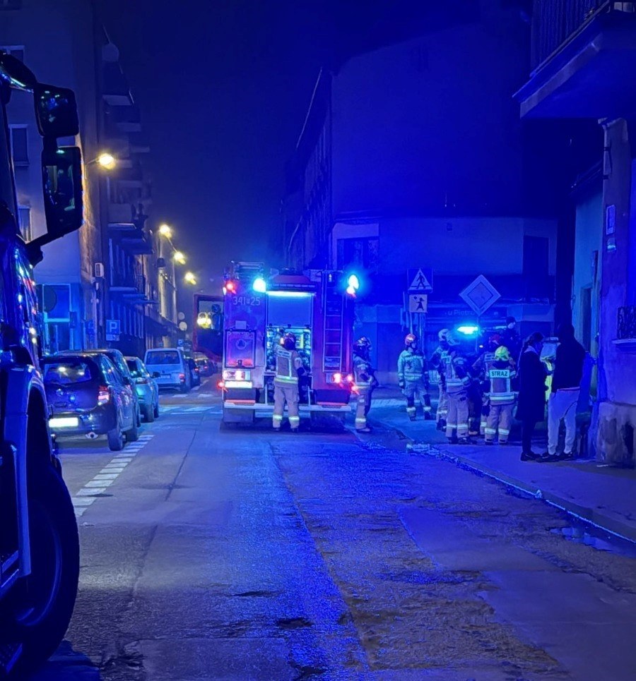 Pożar wybuchł w kamienicy przy ul. Ciasnej w Kaliszu /Państwowa Straż Pożarna w Kaliszu /Państwowa Straż Pożarna