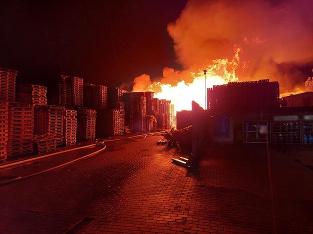Pożar wybuchł w nocy, zdj. PSP bryg. Grzegorz Zmaczyński, kpt. Grzegorz Krzywda /Państwowa Straż Pożarna