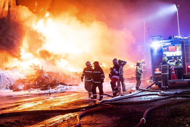 Pożar wybuchł wczoraj wieczorem / 	Tytus Żmijewski    /PAP