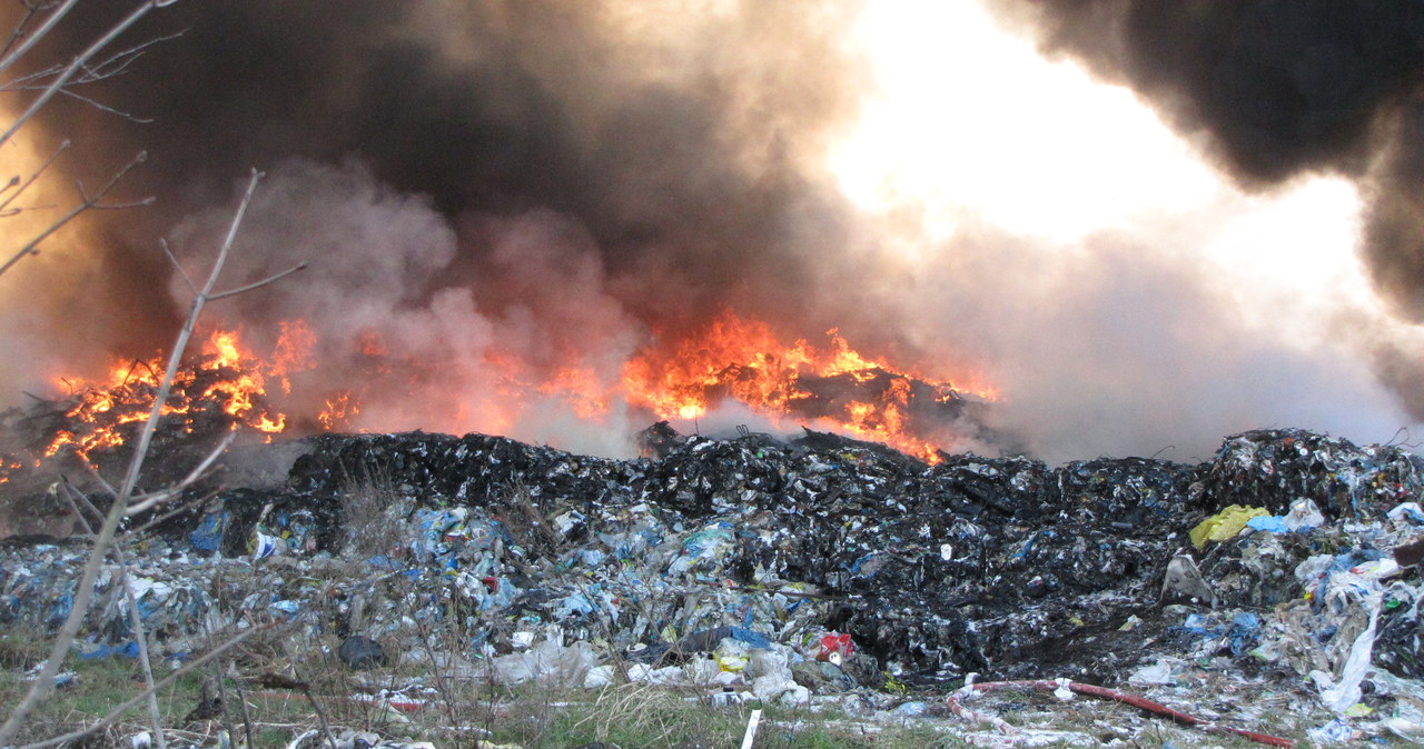 Pożar wysypiska śmieci koło Szczecina