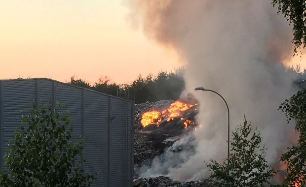 Pożar wysypiska śmieci na Podlasiu. 20 zastępów straży pożarnej w akcji