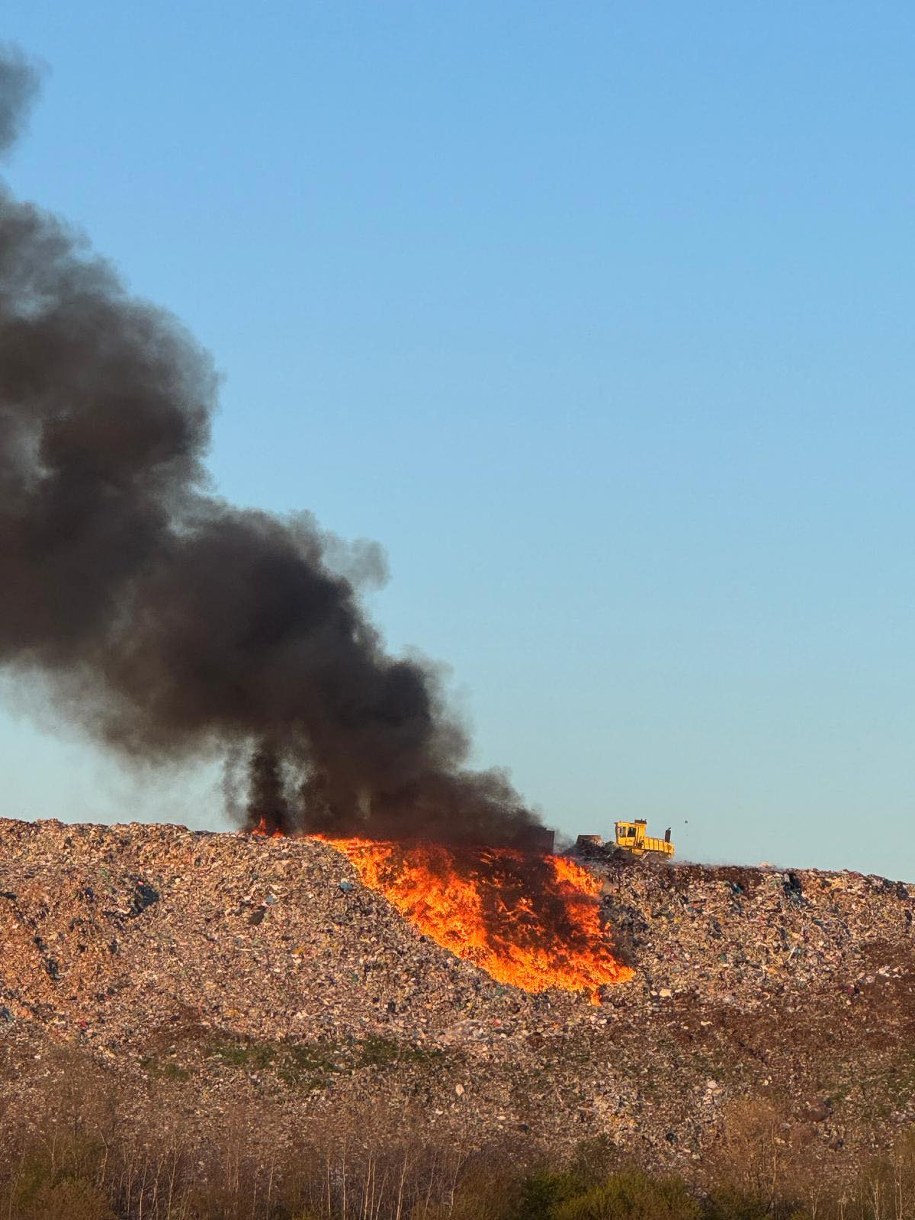 Pożar wysypiska śmieci w Radomiu (fot. Aktywny i Czysty Radom / Facebook) /