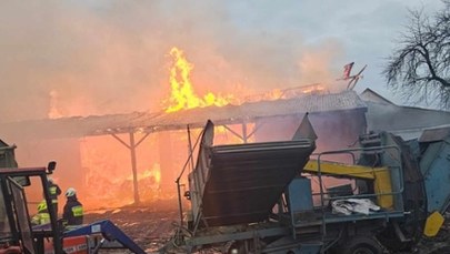 Pożar zabudowań gospodarczych. Są osoby poszkodowane, ewakuowano zwierzęta 