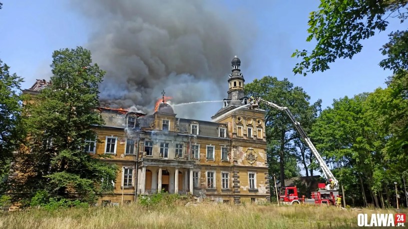 Pożar zabytkowego pałacu na Dolnym Śląsku. Niemal cały dach w ogniu