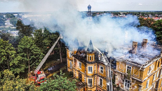 Pożar zabytkowego pałacu w Jelczu-Laskowicach /Państwowa Straż Pożarna /Państwowa Straż Pożarna