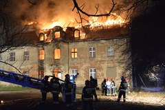 Pożar zabytkowego zamku w Ciepielowicach na Opolszczyźnie