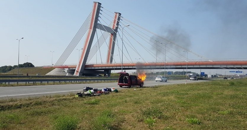 Pożar zaczął się w komorze silnika /Policja