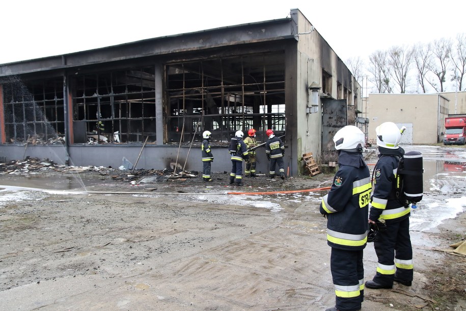 Pożar zakładu meblarskiego w Głuszynie pod Namysłowem /Krzysztof Świderski /PAP