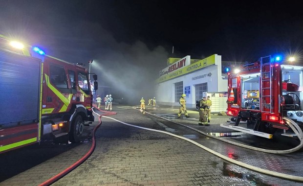 Pożar zakładu poligraficznego w Rawiczu. Pilny apel do mieszkańców