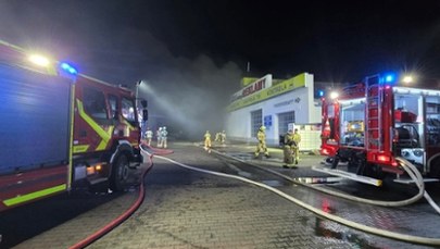 Pożar zakładu poligraficznego w Rawiczu. Pilny apel do mieszkańców