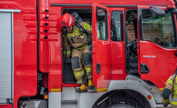 Pożar zakładu produkcyjnego w Śląskiem. Jedna osoba poszkodowana