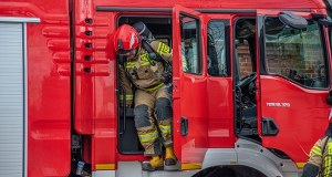 Pożar zakładu produkcyjnego w Śląskiem. Jedna osoba poszkodowana