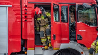 Pożar zakładu produkcyjnego w Śląskiem. Jedna osoba poszkodowana