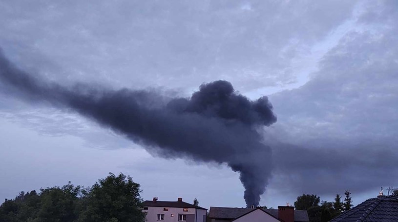 Pożar zbiorników z paliwem w Sławkowie. Apel do mieszkańców