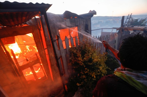 Pożary dotknęły wielu domów /LEANDRO TORCHIO /PAP/EPA