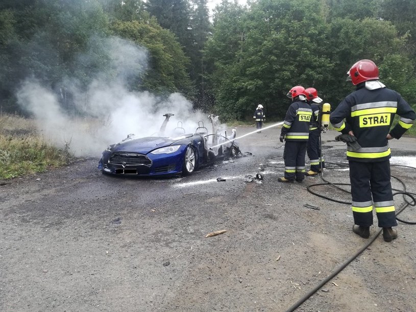 Pożary samochodów Tesli zdarzały się również w Polsce / fot. OSP Boguszów /Informacja prasowa