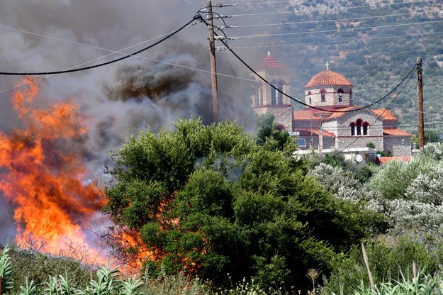 Pożary w Grecji - ogień w wiosce Metochi k. Epidauros. /	BOUGIOTIS EVANGELOS /PAP/EPA