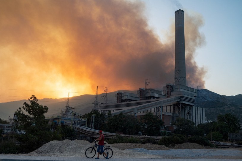 Pożary w Turcji zagrażają elektrowni /YASIN AKGUL /AFP
