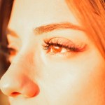 Pożegnaj cienie i opuchliznę pod oczami. Kofeina działa na skórę jak żelazko