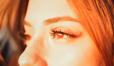 Pożegnaj cienie i opuchliznę pod oczami. Kofeina działa na skórę jak żelazko