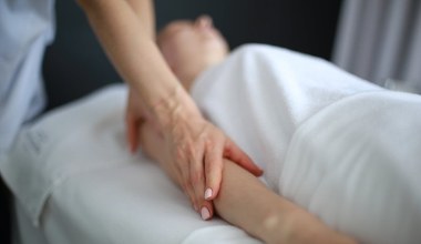 Pożegnaj "pelikany"! Ten zabieg i domowe rytuały ujędrniają ramiona błyskawicznie