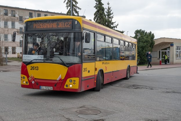 Pożegnalny przejazd autobusu typu Jelcz w barwach łódzkiego MPK /	Grzegorz Michałowski   /PAP